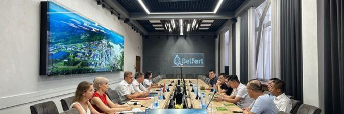 Делегация из Китая посетила Гомельский химзавод