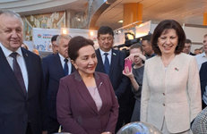 С экспозицией предприятий концерна «Белнефтехим» ознакомились Наталья Кочанова и Танзила Нарбаева 