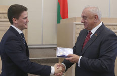 Памятным знаком Форума регионов Беларуси и России награжден генеральный директор ООО «Белнефтихим-РОС» Денис Тумаш