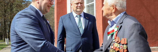 Илья Икан встретился на «Белшине» с 99-летним участником Великой Отечественной войны Иваном Зиминым 