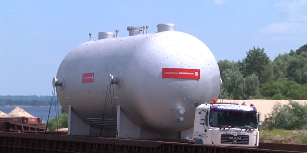 На Мозырский НПЗ водным путем прибыло крупногабаритное оборудование