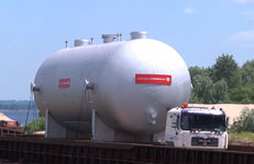 На Мозырский НПЗ водным путем прибыло крупногабаритное оборудование