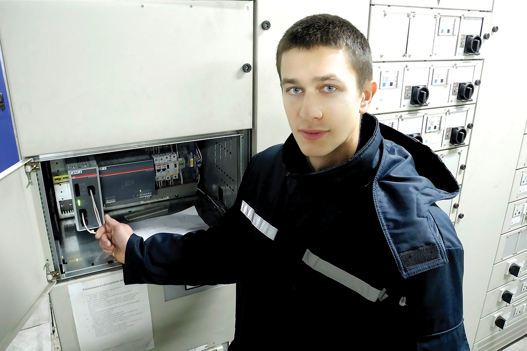 Максим Блинков демонстрирует новое оборудование