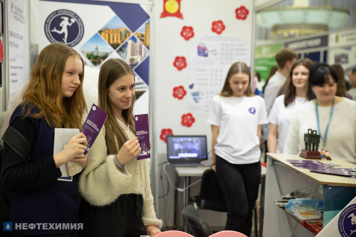 «Гродно Азот» и «СветлогорскХимволокно» участвуют в выставке «Образование и карьера» в Минске