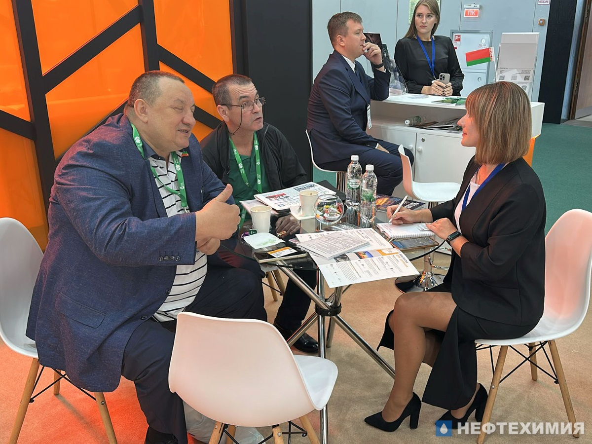Стенд белорусской нефтехимии на выставке Kazan Oil, Gas & Chemistry посетил Рустам Минниханов 