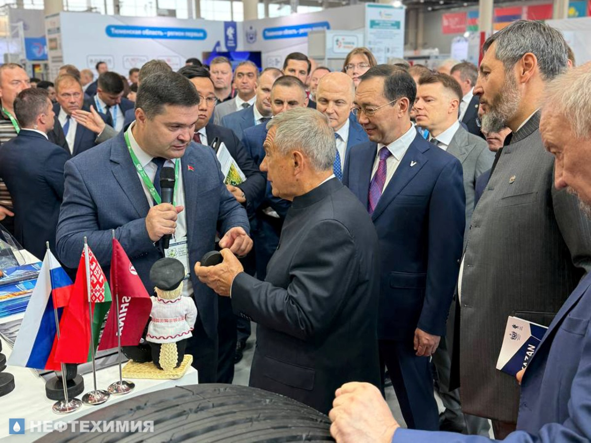 Стенд белорусской нефтехимии на выставке Kazan Oil, Gas & Chemistry посетил Рустам Минниханов 