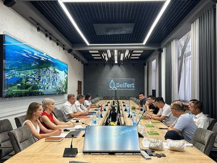 Делегация из Китая посетила Гомельский химзавод