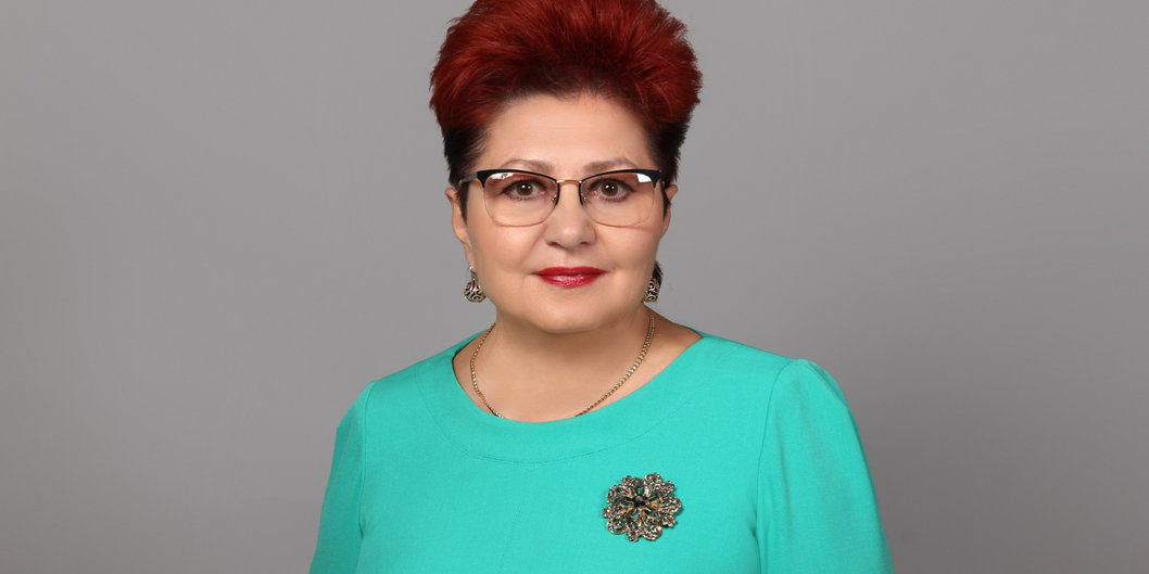 Председатель РК Белхимпрофсоюза Светлана Клочок поздравляет с 8 Марта