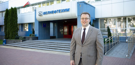 С Днем химика работников и ветеранов отрасли поздравляет Илья Икан