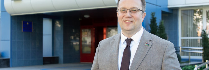 С Днем химика работников и ветеранов отрасли поздравляет Илья Икан