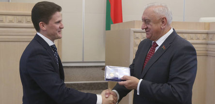 Памятным знаком Форума регионов Беларуси и России награжден генеральный директор ООО «Белнефтихим-РОС» Денис Тумаш