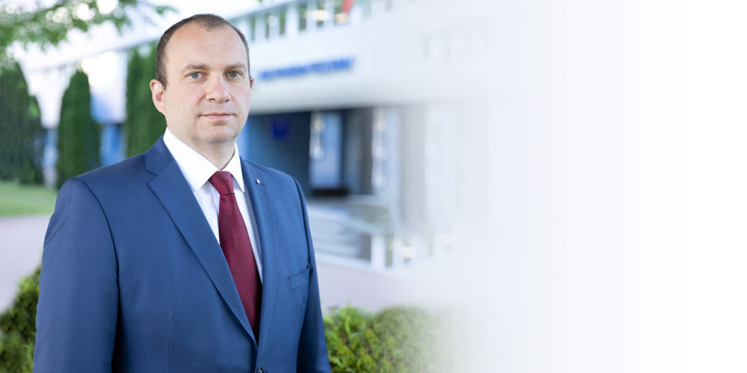 С Днем химика работников и ветеранов отрасли поздравляет Андрей Рыбаков