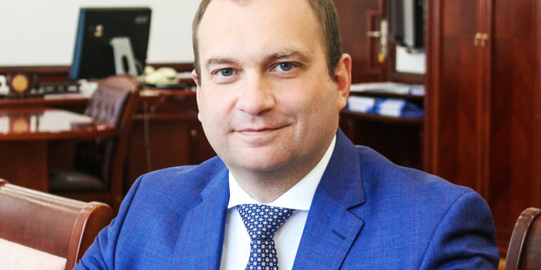 Председатель концерна «Белнефтехим» Андрей Рыбаков поздравляет с 8 Марта