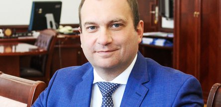 Председатель концерна «Белнефтехим» Андрей Рыбаков поздравляет с 8 Марта