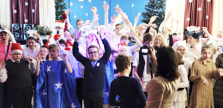 Концерн «Белнефтехим», нефтехимические организации и Белхимпрофсоюз поздравили с Новым годом юных подшефных