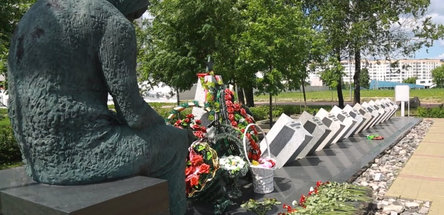 Сотрудники концерна «Белнефтехим» почтили память жертв Великой Отечественной войны