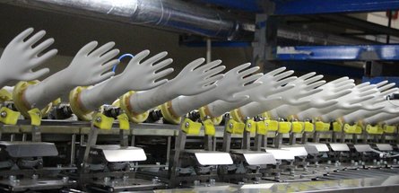 Белорусским медучреждениям разрешено закупать только отечественные одноразовые перчатки