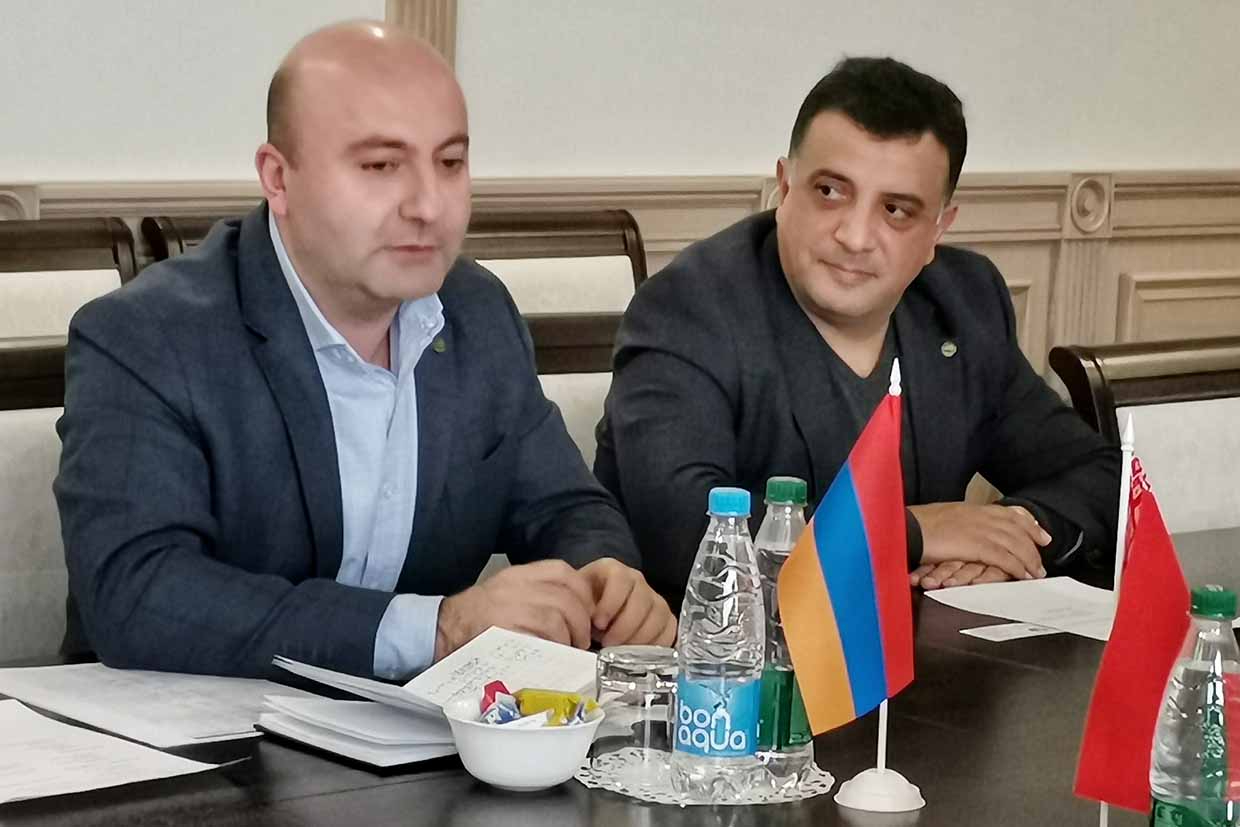 	Чрезвычайный и Полномочный Посол Республики Беларусь в Республике Армения Александр Конюк в ходе встречи подчеркнул, что деятельность торгового дома «Ар-Бе» вновь активизируется. 